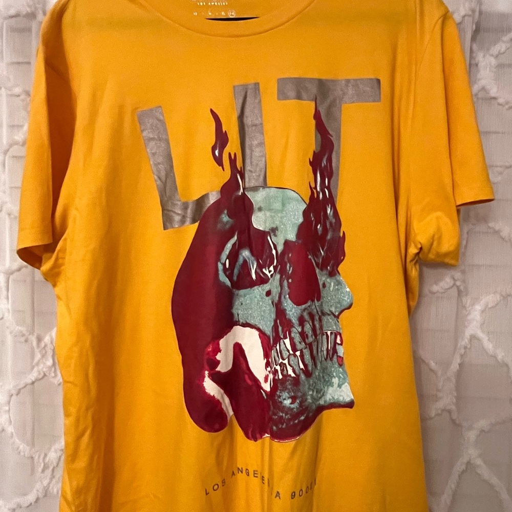 Guess : dark yellow Guess T-Shirt with skull logo good condition.